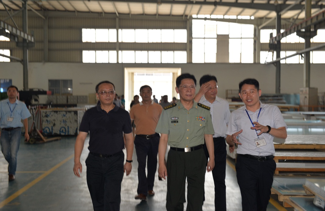 中共南昌市委常委、南昌警备区司令员刘瑄一行到江西新材调研