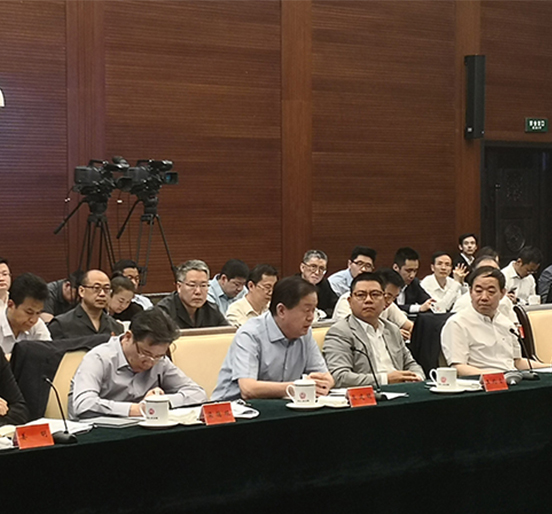 全国人大代表、Z6·尊龙凯时集团董事长熊建明参加最高人民法院举行的民营企业家座谈会
