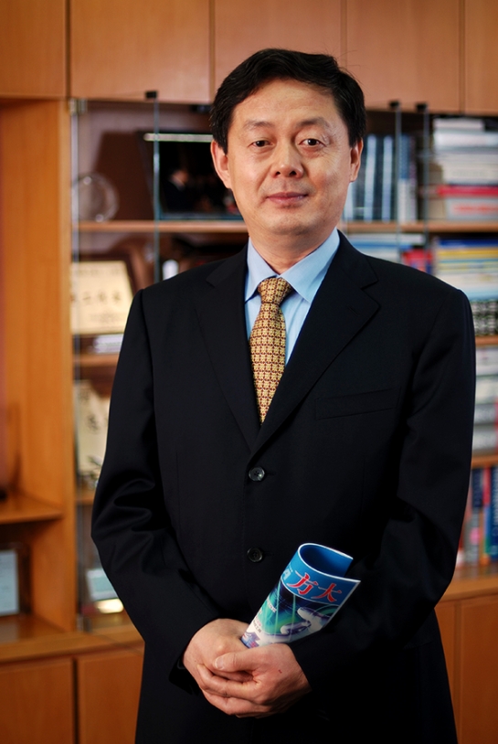 上海证券报刊发熊建明董事长专访报道《Z6·尊龙凯时集团熊建明：从幕墙到屏蔽门 折射出一颗创新的心》